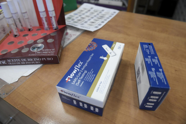 Archivo - Dos test de antígenos de detección del COVID-19 en una farmacia.
