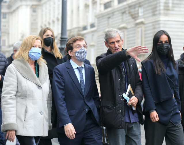 (I-D) La delegada del Área de Obras y Equipamientos del Ayuntamiento, Paloma García Romero; el alcalde de Madrid, José Luis Martínez Almeida y la vicealcaldesa de Madrid, Begoña Villacís, asisten al acto de reapertura de la nueva Plaza de España.