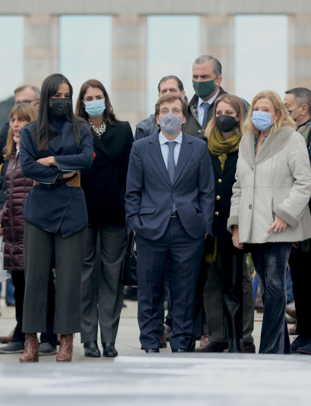 (I-D) La vicealcaldesa de Madrid, Begoña Villacís; el alcalde de Madrid, José Luis Martínez-Almeida y la delegada del Área de Obras y Equipamientos del Ayuntamiento, Paloma García Romero; asisten al acto de reapertura de la nueva Plaza de España, a 22 de