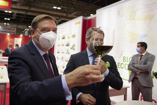 Archivo - El ministro de Agricultura, Pesca y Alimentación, Luis Planas, brinda a su llegada a la XXXIV edición del Salón Gourmets en IFEMA