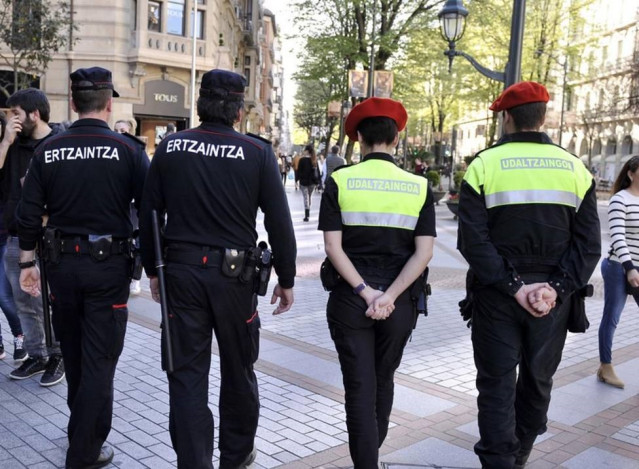 Archivo - Imagen de archivo de agentes de la Ertzaintza y la Policía Municipal