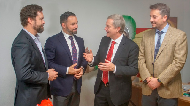 Archivo - El presidente de Vox, Santiago Abascal, y su portavoz parlamentario, Iván Espinosa de los Monteros, en una reunión con el líder del Partido Republicano de Chile, José Antonio Kast, y el fundador de la formación, Alejandro Martini, en junio de 20