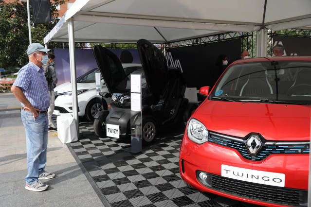 Archivo - Un hombre con el nuevo Renault Twingo E-tech eléctrico, en la sexta edición de la Feria del Vehículo Eléctrico de Madrid 2021 (VEM), en la Plaza de Colón, a 17 de septiembre de 2021, en Madrid (España).