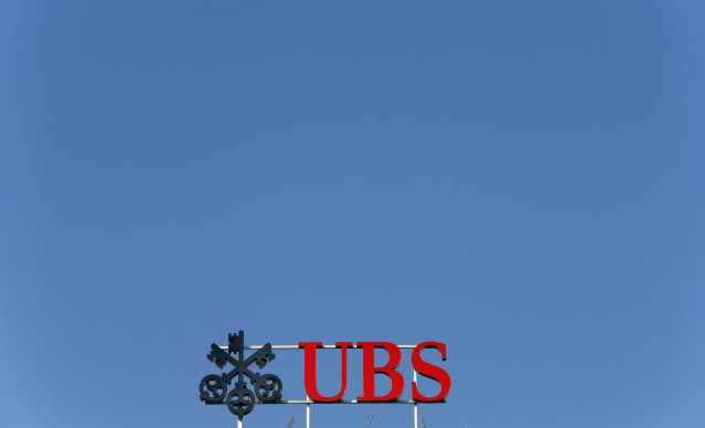 Archivo - El logo del banco suizo UBS es vista en una oficina en Zúrich, foto tomada el 22 de julio 2013. REUTERS/Arnd Wiegmann. Un regulador de la vivienda de Estados Unidos dijo el jueves que alcanzó un acuerdo de 885 millones de dólares con UBS respect