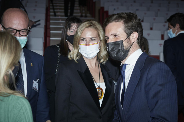 La vicesecretaria de Organización del PP, Ana Beltrán y el presidente del PP, Pablo Casado, a su llegada a la apertura del XXIV Congreso Nacional de la Empresa Familiar en el Palacio de Congresos y Auditorio Baluarte, a 25 de octubre de 2021, en Pamplona.