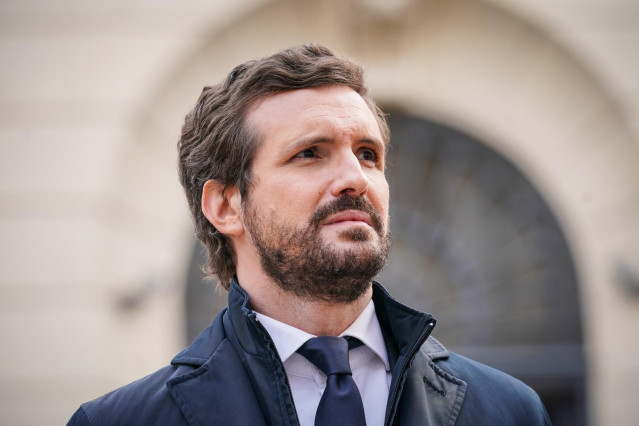 El líder del PP, Pablo Casado, responde a los medios durante una visita al Centro Memorial de Víctimas del Terrorismo (FCMVT), a 22 de noviembre de 2021, en Vitoria, Euskadi, (España).