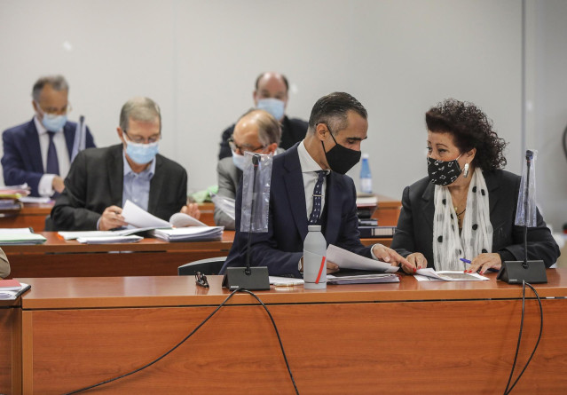 Acusados y abogados en el juicio por el caso IVAM