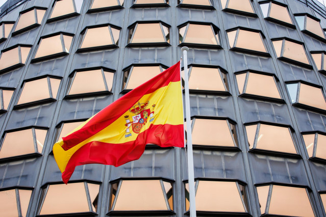 Bandera de España en el Tribunal Constitucional el día en que toman posesión de su cargo los nuevos magistrados del TC, en la sede del Tribunal Constitucional, a 18 de noviembre de 2021, en Madrid, (España).