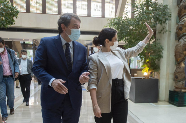 Archivo - El presidente de la Junta de Castilla y León, Alfonso Fernando Fernández Mañueco y la presidenta de la Comunidad de Madrid, Isabel Díaz Ayuso.