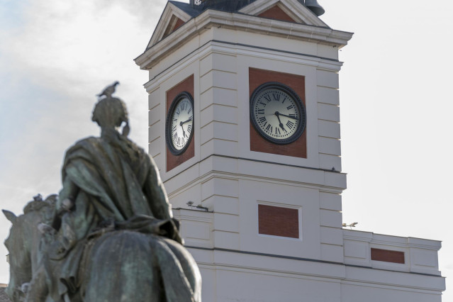 El reloj de la Puerta del Sol en Madrid, (España).
