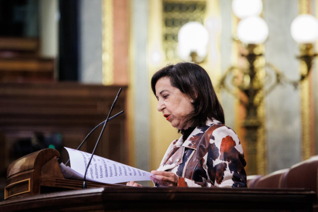 La ministra de Defensa, Margarita Robles, interviene en una sesión plenaria en el Congreso de los Diputados
