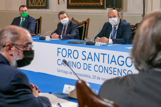 El presidente de C-LM, Emiliano García-Page, en el foro de Santiago.