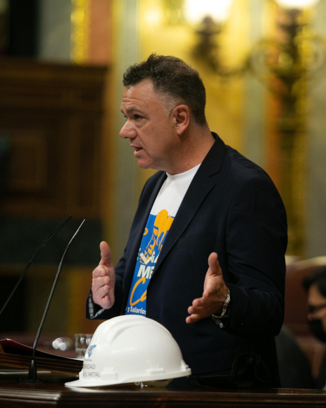 El diputado por Cádiz de Unidas Podemos en el Congreso, Juan Antonio Delgado, junto con el casco de obra que ha llevado a Madrid.
