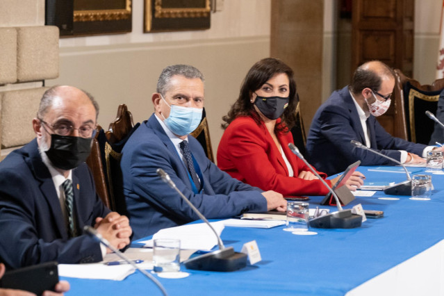 La presidenta del Gobierno de La Rioja, Concha Andreu, ha participado en el Foro de presidentes en Santiago de Compostela, acompañada del consejero de Hacienda, Celso González