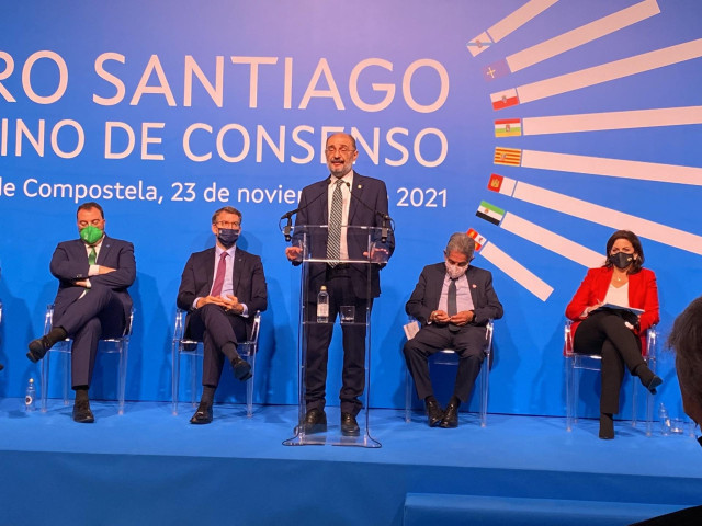 El presidente de Aragón, Javier Lambán, en la rueda de prensa posterior al encuentro de los presidentes de ocho comunidades autónomas en Santiago de Compostela.