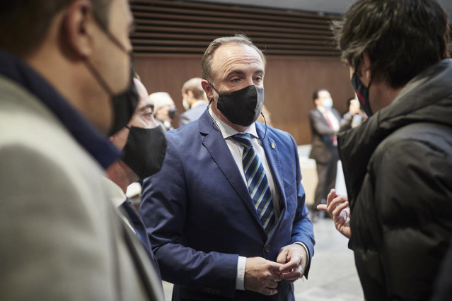 El presidente de UPN y portavoz de Navarra Suma, Javier Esparza (c).