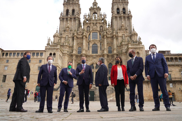 Los presidentes autonómicos posan en una fotografía en la Plaza del Obradoiro tras participar en la ‘Cumbre de Santiago de Compostela´, a 23 de noviembre de 2021, en Santiago de Compostela, A Coruña, Galicia (España).