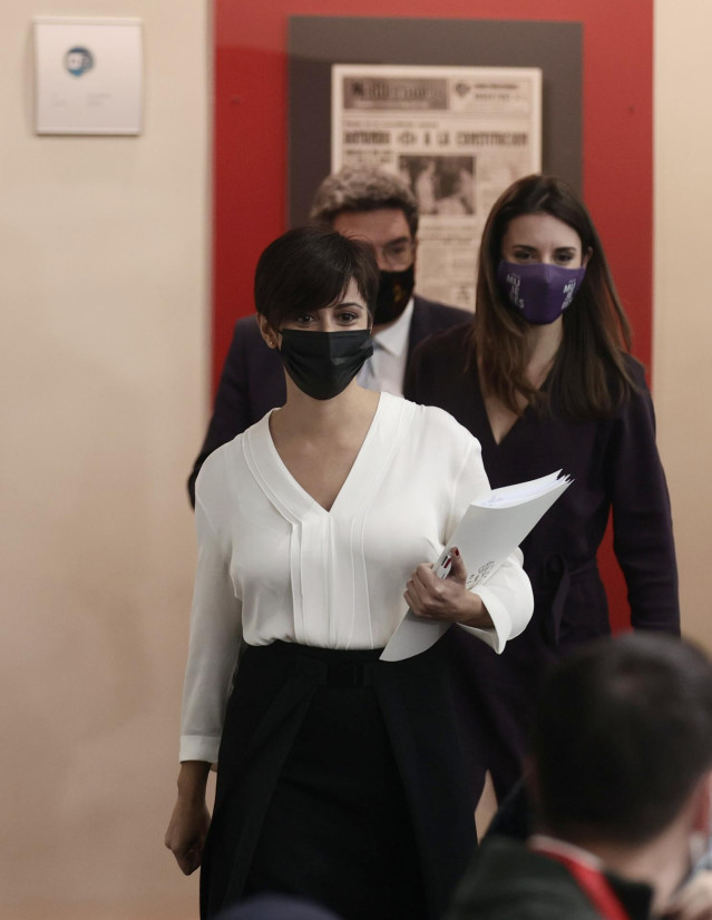 (I-D) La ministra Portavoz y de Política Territorial, Isabel Rodríguez; la ministra de Igualdad, Irene Montero y el ministro de Inclusión, Seguridad Social y Migraciones, José Luis Escrivá, a su llegada a una rueda de prensa posterior al Consejo de Minist
