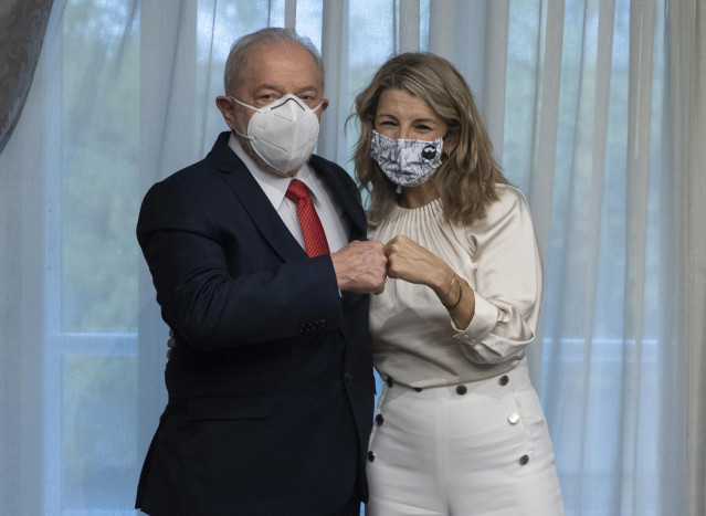 El expresidente de Brasil Luiz Inácio Lula da Silva y la ministra de Trabajo y Economía Social, Yolanda Díaz, posan antes de su reunión, en el Hotel Wellington de Madrid, a 19 de noviembre de 2021, en Madrid (España).