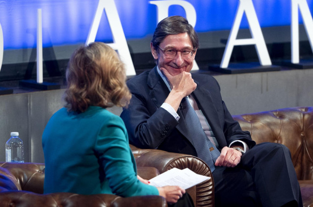 La periodista económica Susana Criado y el presidente de CaixaBank, José Ignacio Goirigolzarri