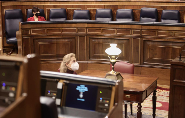 La ministra de Política Territorial y Portavoz del Gobierno, Isabel Rodríguez (i), en una sesión plenaria en el Congreso de los Diputados, a 24 de noviembre de 2021, en Madrid, (España). El proyecto de Presupuestos Generales del Estado de 2022 afronta est