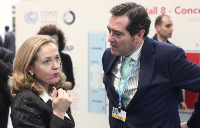 Archivo - La vicepresidenta primera, Nadia Calviño, hablando con el presidente de CEOE, Antonio Garamendi