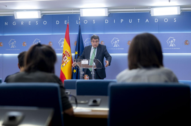 El portavoz parlamentario del PNV, Aitor Esteban, durante una rueda de prensa en el Congreso