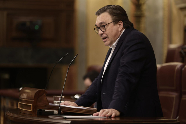 El diputado de Teruel Existe, Tomás Guitarte, interviene en una sesión plenaria en el Congreso de los Diputados, a 24 de noviembre de 2021, en Madrid, (España). El proyecto de Presupuestos Generales del Estado de 2022 afronta esta semana en el Pleno sus v