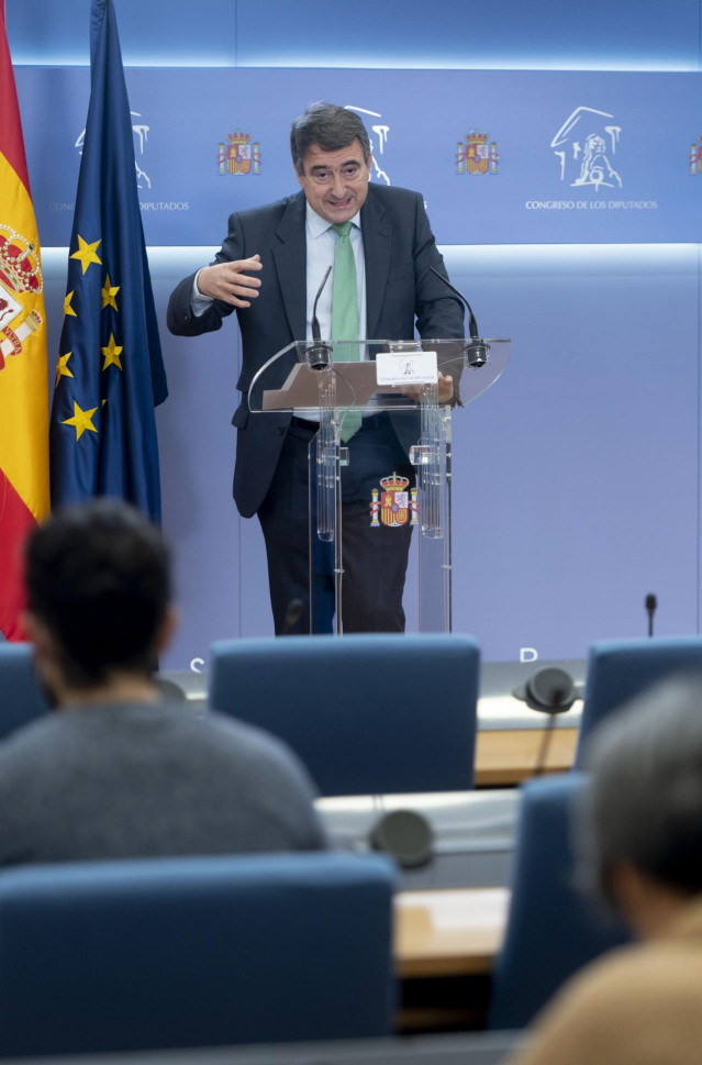 El portavoz parlamentario del PNV, Aitor Esteban, durante una rueda de prensa en el Congreso
