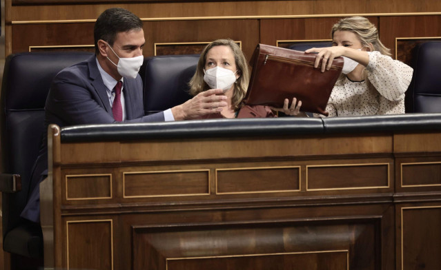 (I-D) El presidente del Gobierno, Pedro Sánchez; la vicepresidenta primera y ministra de Asuntos Económicos, Nadia Calviño; y la vicepresidenta segunda del Gobierno y ministra de Trabajo, Yolanda Díaz, en una sesión de control en el Congreso de los Diputa