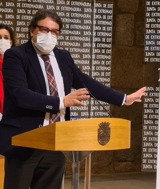 El vicepresidente segundo y consejero de Sanidad y Servicios Sociales de la Junta de Extremadura, José María Vergeles, en rueda de prensa