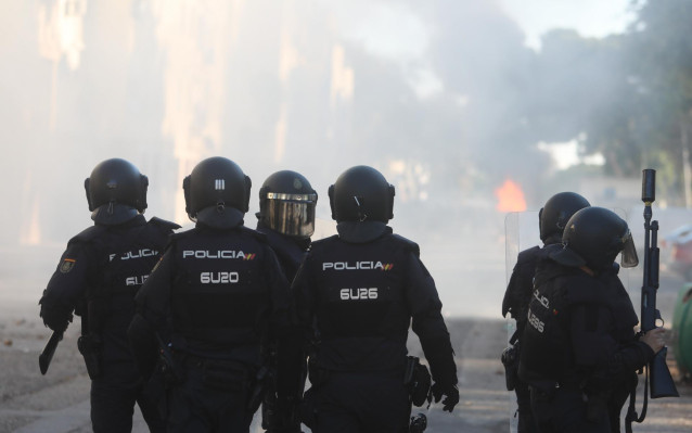 Policías cargan con los manifestantes en la novena jornada de la huelga del metal en el barrio del Río de San Pedro en Puerto Real a 24 de noviembre 2021 en Puerto Real (Cádiz)