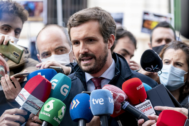 El presidente del PP, Pablo Casado, ofrece declaraciones a los medios, en una concentración contra la reforma de la ‘Ley Mordaza’, frente a la Delegación del Gobierno, a 24 de noviembre de 2021, en Madrid, (España).