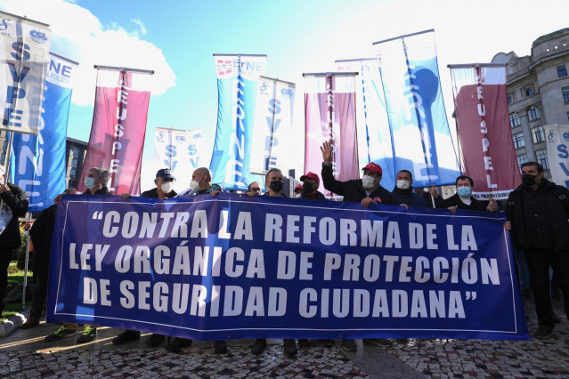 Sindicatos de la Ertzaintza, Policías Locales, Policía Nacional y Guardia Civil se concentran en Bilbao en protesta contra la reforma de la Ley Mordaza