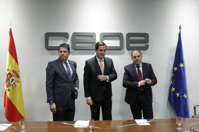 Archivo - El presidente de la Confederación Española de Organizaciones Empresariales (CEOE), Antonio Garamendi, el de la Asociación de Trabajadores Autónomos (ATA) , Lorenzo Amor, y el presidente de Cepyme, Gerardo Cuerva.