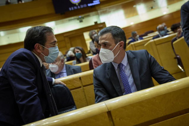 El ministro de Asuntos Exteriores, UE y Cooperación, José Manuel Albares, y el presidente del Gobierno, Pedro Sánchez