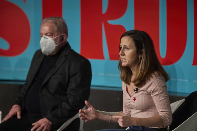 El expresidente de Brasil Lula da Silva (i) y la líder de Podemos y ministra de Derechos Sociales, Ione Belarra (d), en la mesa de debate 'Construir futuro: retos y alianzas populares', en Casa América, a 20 de noviembre de 2021, en Madrid, (España).