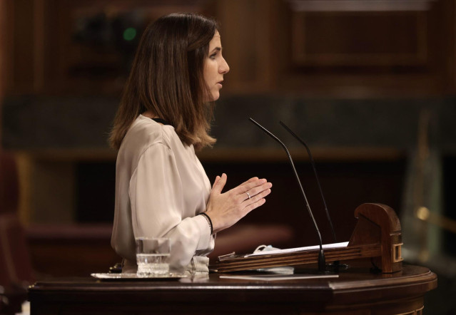 La ministra de Derechos Sociales, Ione Belarra, interviene en una sesión plenaria en el Congreso de los Diputados, a 24 de noviembre de 2021, en Madrid, (España).