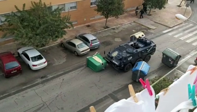 Vehículo blindado de la Policía actuando en la barriada del Río San Pedro en Puerto Real en la huelga por el metal.