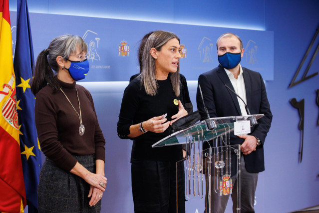 (I-D) La diputa de Junts, Mariona Illamola; la portavoz de Junts en el Congreso, Miriam Nogueras y el diputado de Junts, Josep Pagès, en una rueda prensa, durante una sesión plenaria en el Congreso de los Diputados, a 24 de noviembre de 2021
