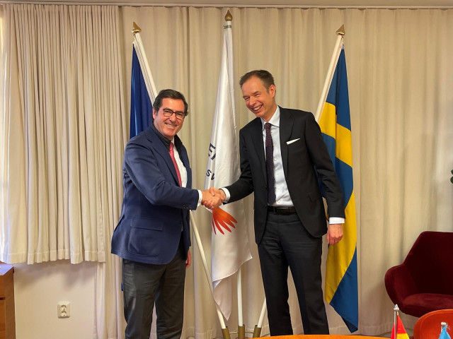 El presidente de la CEOE, Antonio Garamendi (i), y el presidente de la patronal sueca, Fedrik Persson (d).