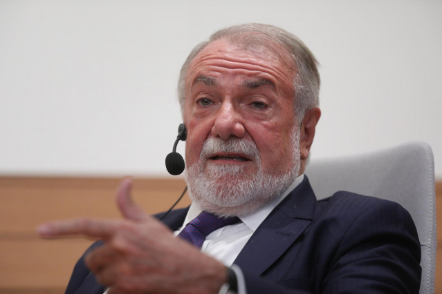 Archivo - El exministro de Interior Jaime Mayor Oreja imparte una sesión de liderazgo personal en la Universidad Villanueva de Madrid, a 20 de octubre de 2021, en Madrid (España).