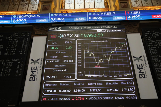 Un panel indica datos sobre las empresas del IBEX 35, en el Palacio de la Bolsa de Madrid, a 28 de octubre de 2021, en Madrid (España).