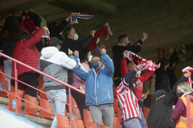 Archivo - Varios aficionados, en las gradas del estadio Ángel Carro, durante un partido de Segunda División entre el Club Deportivo Lugo y el Mirandés, a 15 de mayo de 2021, en Lugo, Galicia (España). Este es uno de los primeros partidos de fútbol celebra