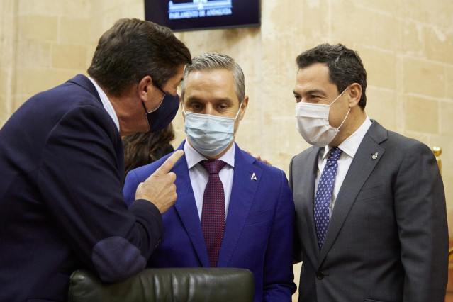 El vicepresidente de la Junta de Andalucía, Juan Marín, (i) el consejero de Hacienda y Financiación Europea, Juan Bravo (2d) y el presidente de la Junta de Andalucía, Juanma Moreno, (d) hablan durante el Debate de Presupuesto de la Junta de Andalucía, a 2
