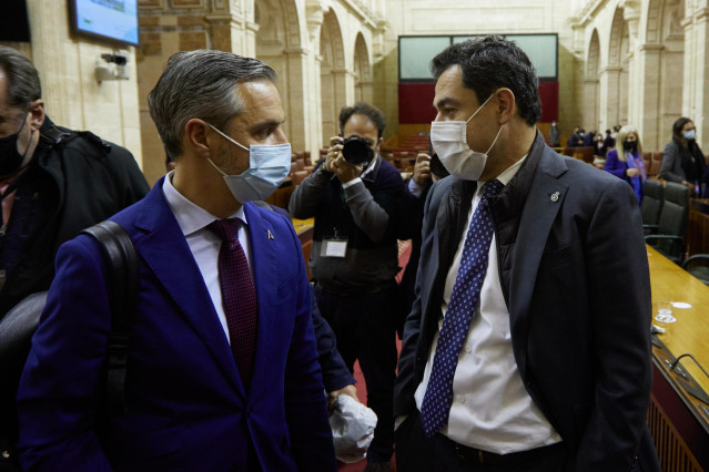 El consejero de Hacienda y Financiación Europea, Juan Bravo, (i) junto al presidente de la Junta de Andalucía, Juanma Moreno, (d) tras el Debate de Presupuesto de la Junta de Andalucía, a 24 de noviembre de 2021 en el Parlamento de Andalucía en Sevilla (A