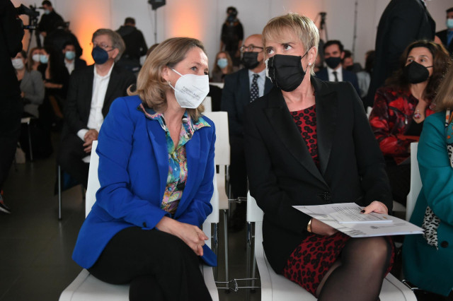 La vicepresidenta primera y ministra de Asuntos Económicos, Nadia Calviño (i), y la secretaria de estado de Digitalización e Inteligencia Artificial, Carme Artigas, en la presentación del Kit Digital, en Ifema Madrid, a 24 de noviembre de 2021.