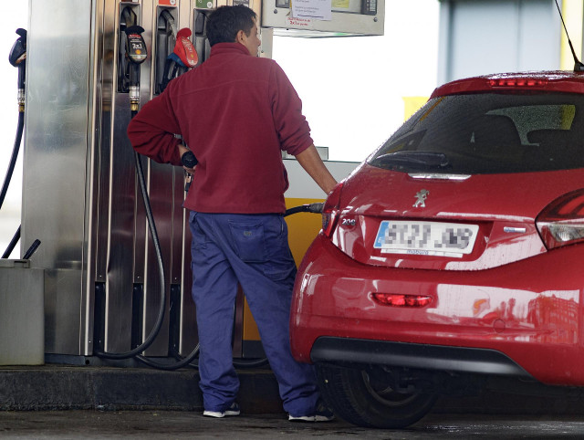 Archivo - Un hombre reposta carburante en una estación de servicio. En Madrid (España).