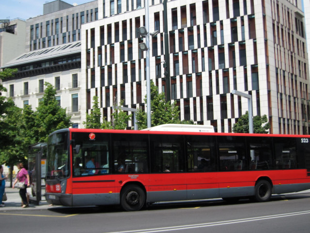 Archivo - Autobús urbano en una parada en la Plaza de España de Zaragoza