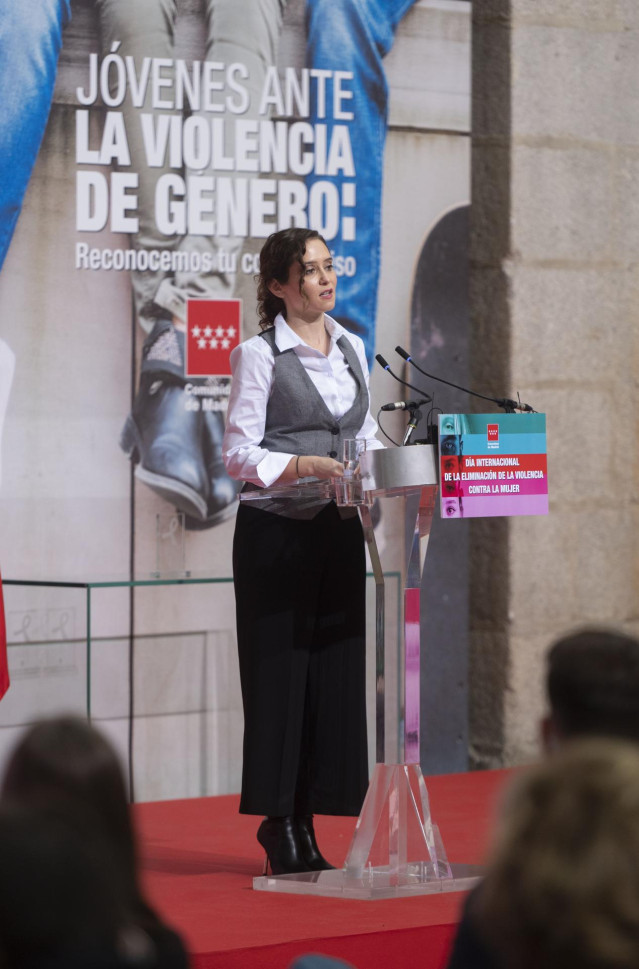 La presidenta de la Comunidad de Madrid, Isabel Díaz Ayuso, interviene en el acto institucional de conmemoración del 25N, en la Real Casa de Correos, a 25 de noviembre de 2021, en Madrid, (España). Como cada 25 de noviembre se celebra el Día Internacional